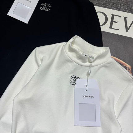 CHANEL 25S LONG-SLEEVE FLEECE-LINED T-SHIRT 613