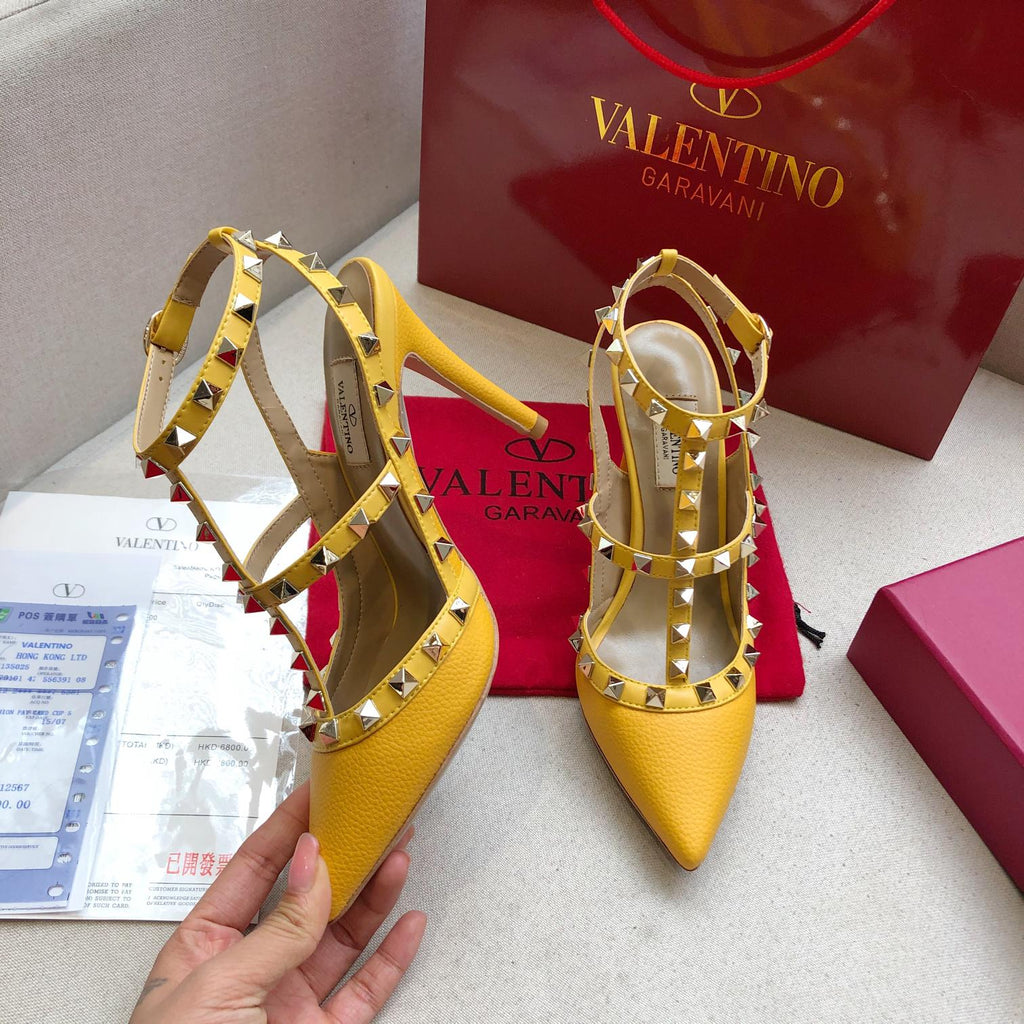 ROCKSTUD GOLDEN YELLOW METALLIC CALFSKIN ANKLE STRAP HIGH SANDAL