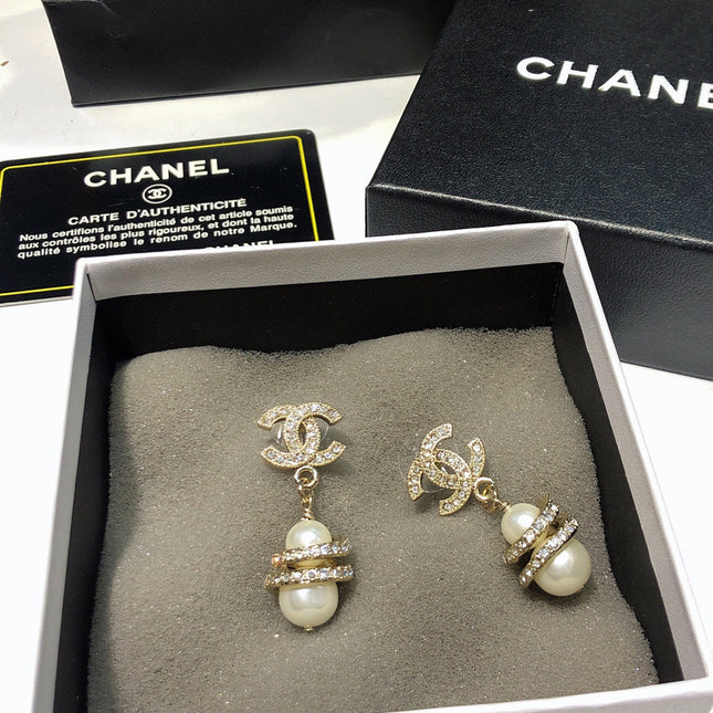 CHANEL 26S DOUBLE C LOGO PAVE CRYSTAL DROP EARRINGS WITH PEARL CHARM IN GOLD METAL 633339