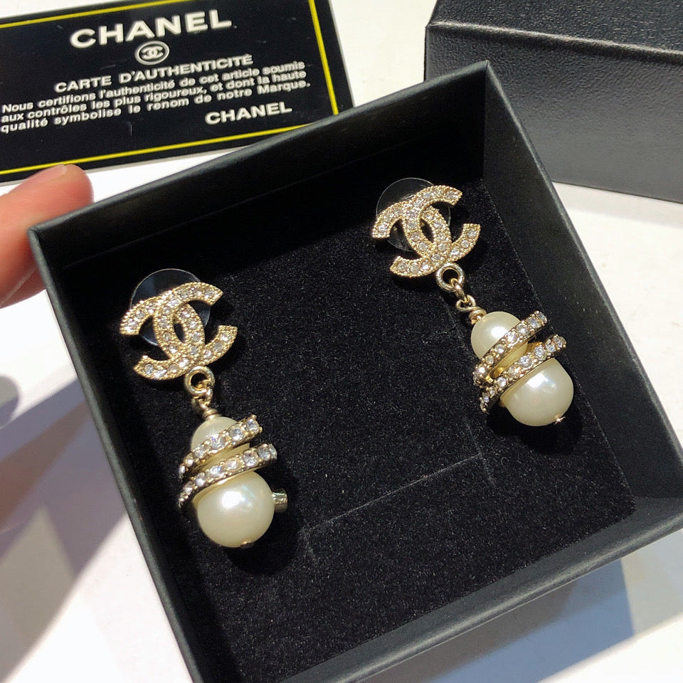 CHANEL 26S DOUBLE C LOGO PAVE CRYSTAL DROP EARRINGS WITH PEARL CHARM IN GOLD METAL 633339