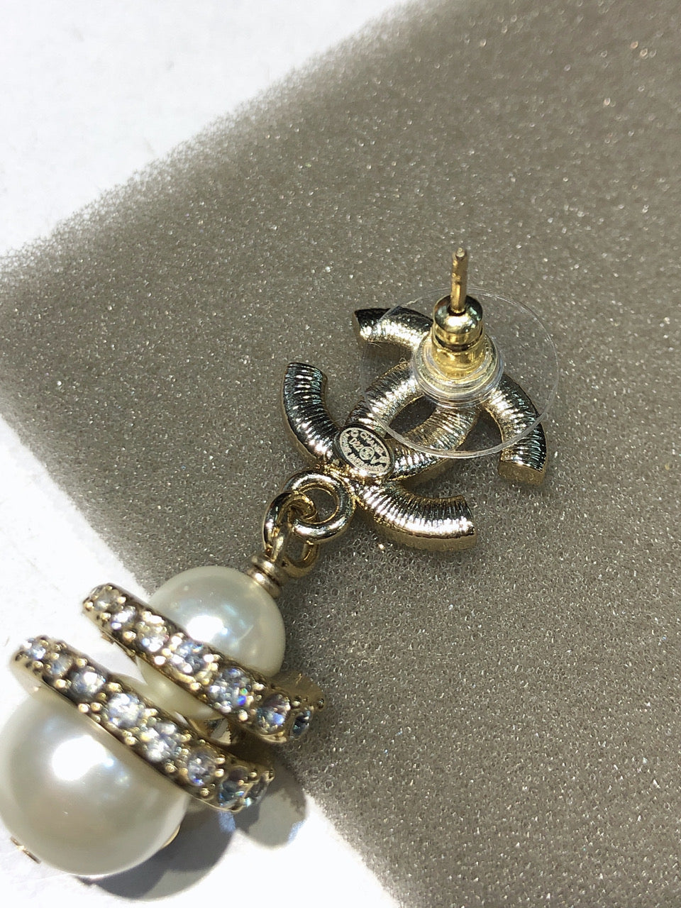 CHANEL 26S DOUBLE C LOGO PAVE CRYSTAL DROP EARRINGS WITH PEARL CHARM IN GOLD METAL 633339