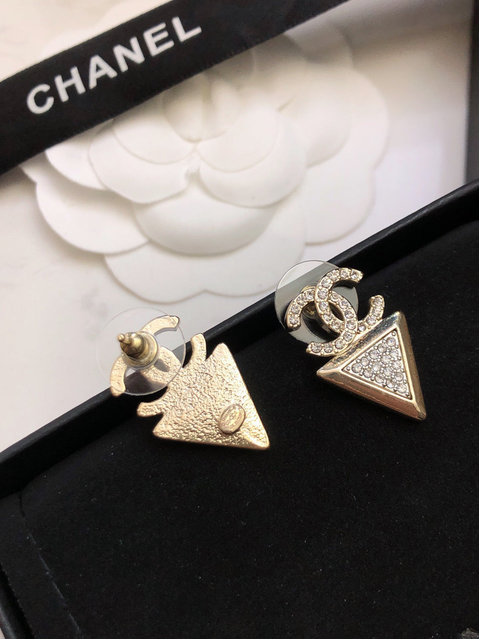 CHANEL 26S DOUBLE C LOGO TRIANGLE CRYSTAL DROP EARRINGS IN GOLD METAL 631835
