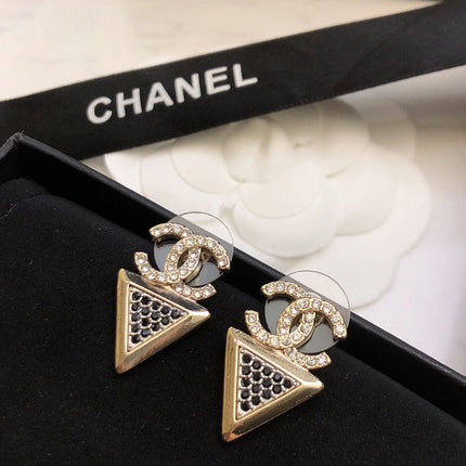CHANEL 26S DOUBLE C LOGO BLACK CRYSTAL TRIANGLE DROP EARRINGS IN GOLD METAL 6318352