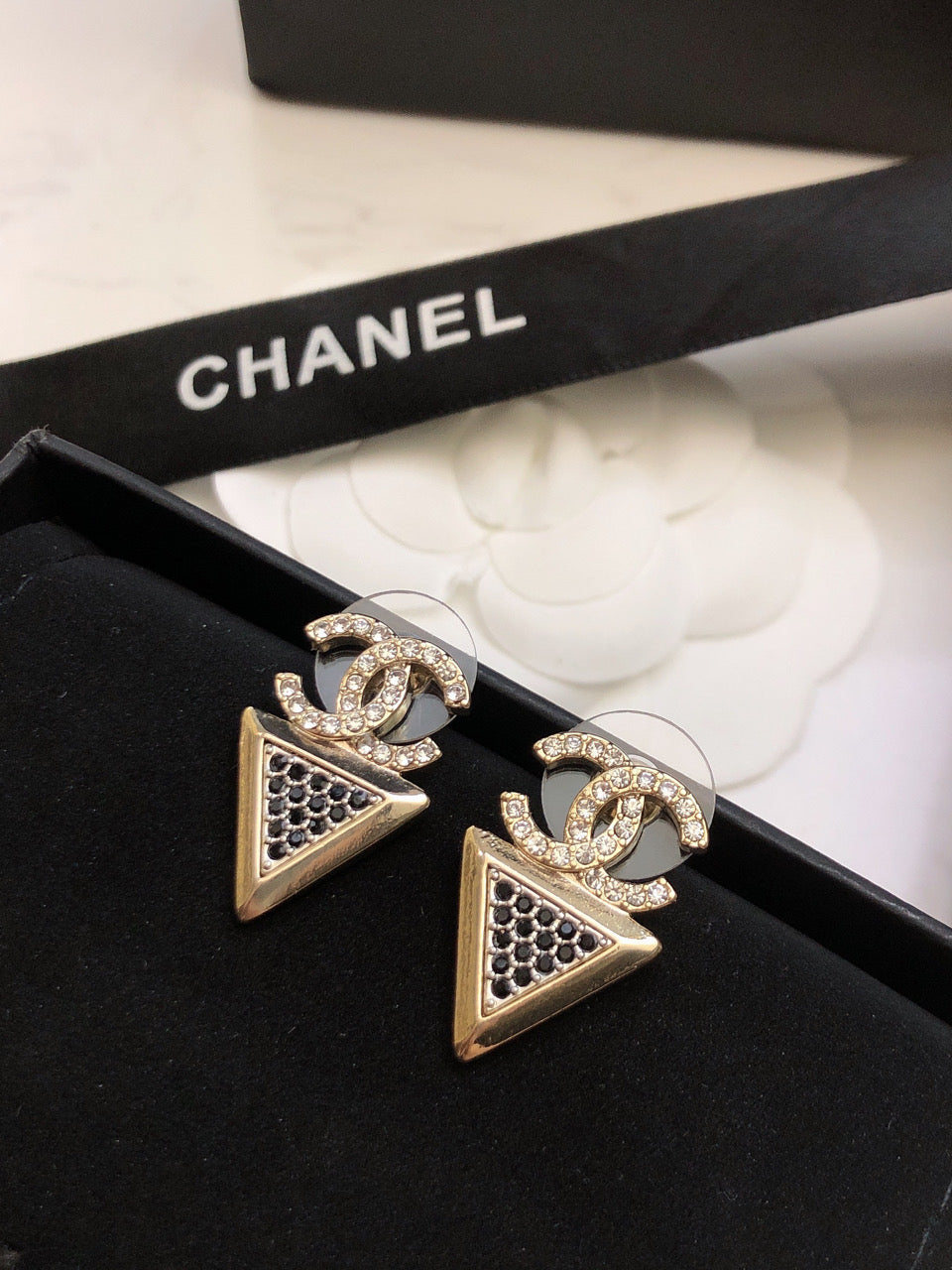 CHANEL 26S DOUBLE C LOGO BLACK CRYSTAL TRIANGLE DROP EARRINGS IN GOLD METAL 6318352