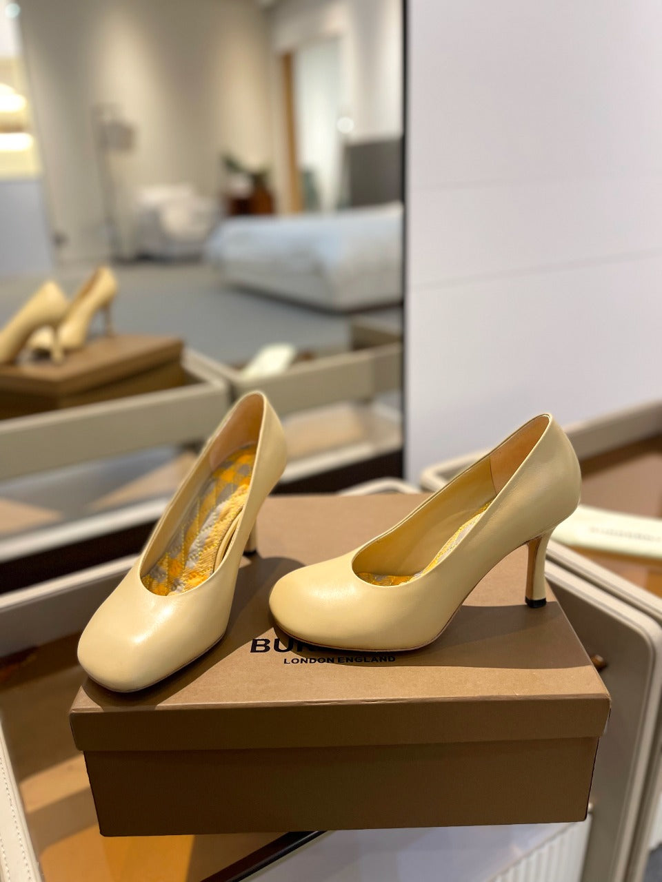 BURBERRY 26S HIGH HEELS 85 MM IN LIGHT YELLOW CALFSKIN